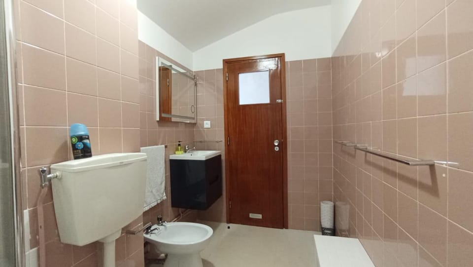 Toilet, Bathroom, towels