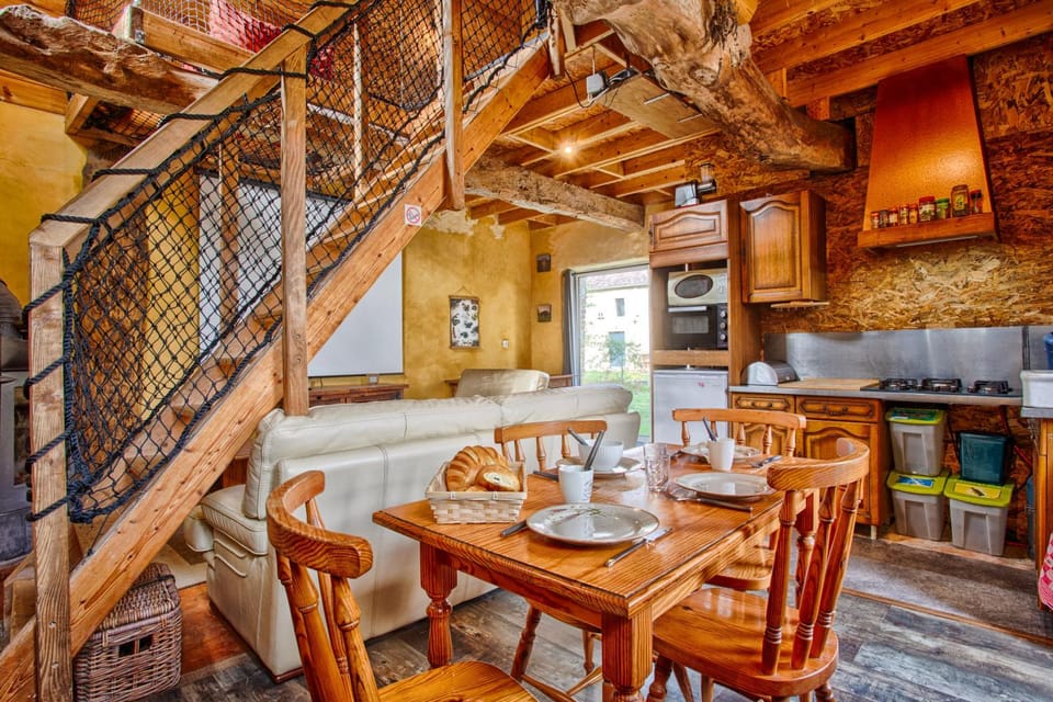 Kitchen or kitchenette, Living room, Seating area, Dining area, Food