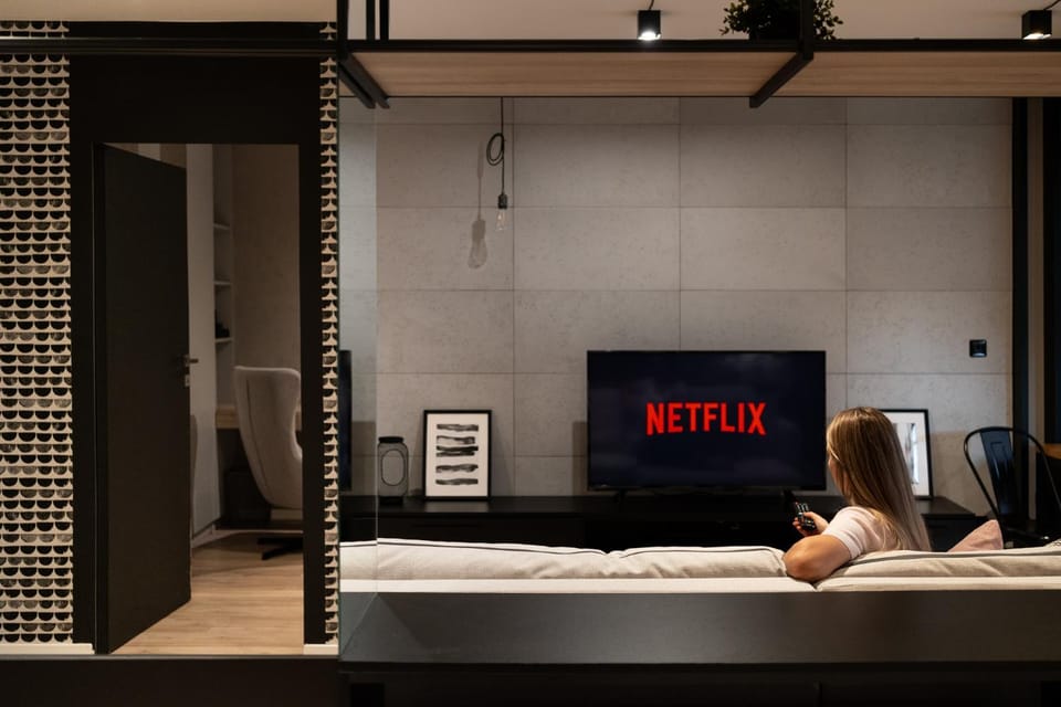Bed, People, TV and multimedia, Living room, Photo of the whole room, Evening entertainment