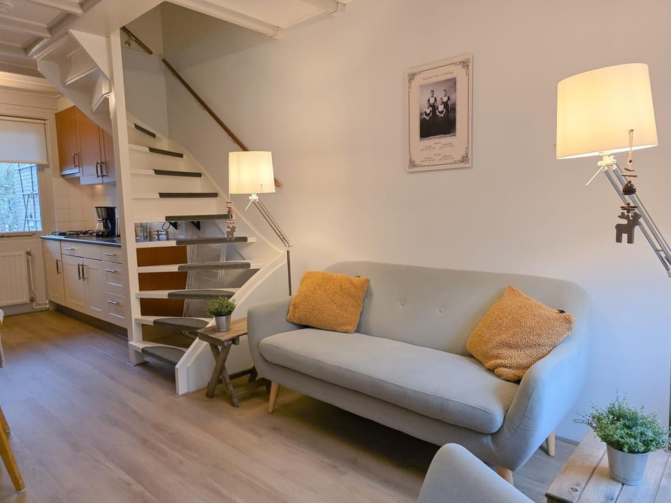 Kitchen or kitchenette, Seating area