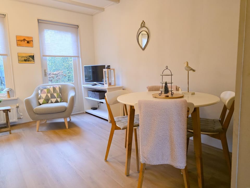 TV and multimedia, Seating area, Dining area