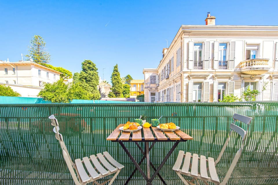 Appartement 2 pièces avec balcons, parking extérieur Apartment in Menton