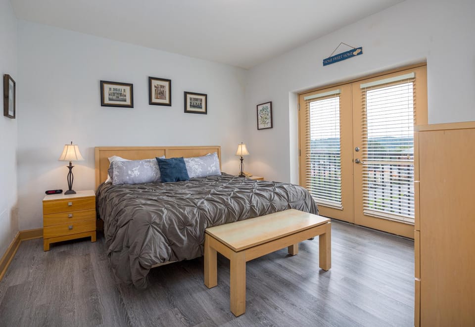 Spacious Mountain Condo in the Middle of Pigeon Forge Apartment in Pigeon Forge