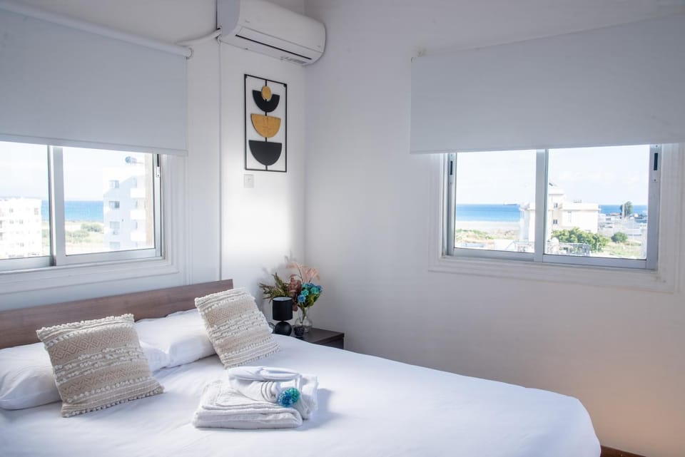 Bed, Photo of the whole room, Bedroom, air conditioner