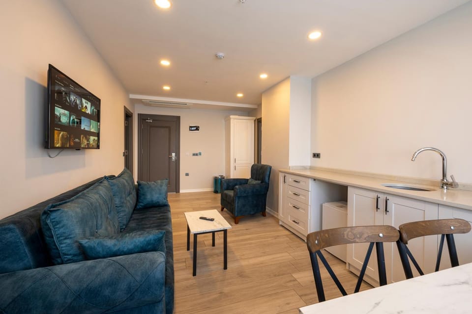 TV and multimedia, Kitchen or kitchenette, Living room, Seating area, Dining area