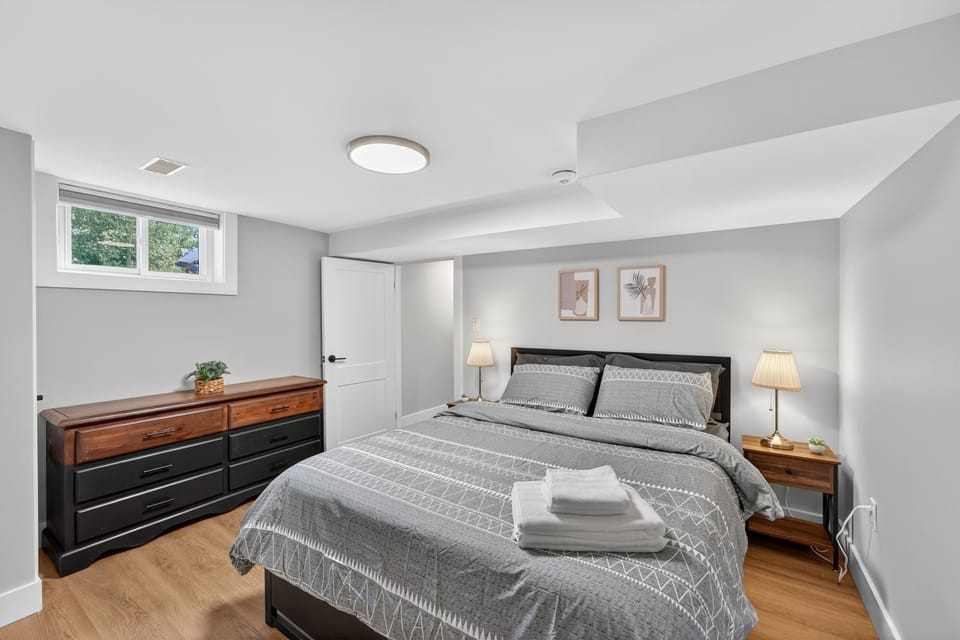 Bed, Photo of the whole room, Bedroom, towels