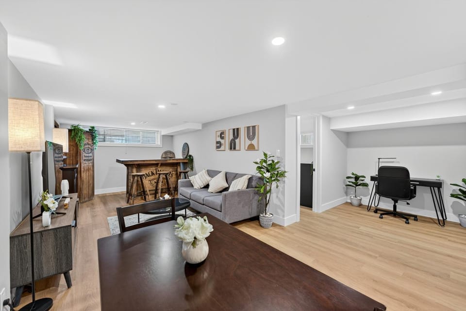 TV and multimedia, Living room, Seating area, Dining area