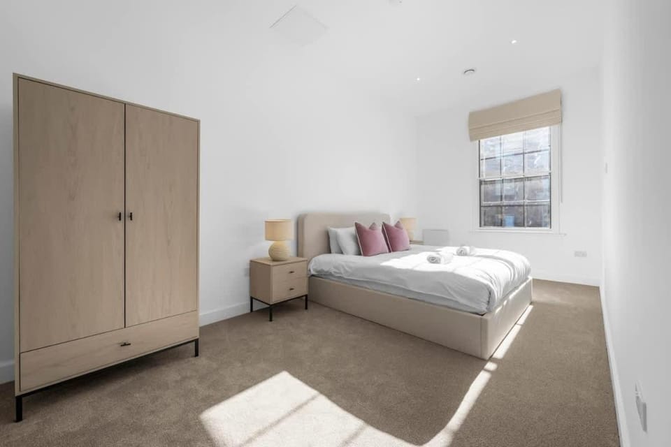 2 Bed Altrincham Flat Free Parking Apartment in England