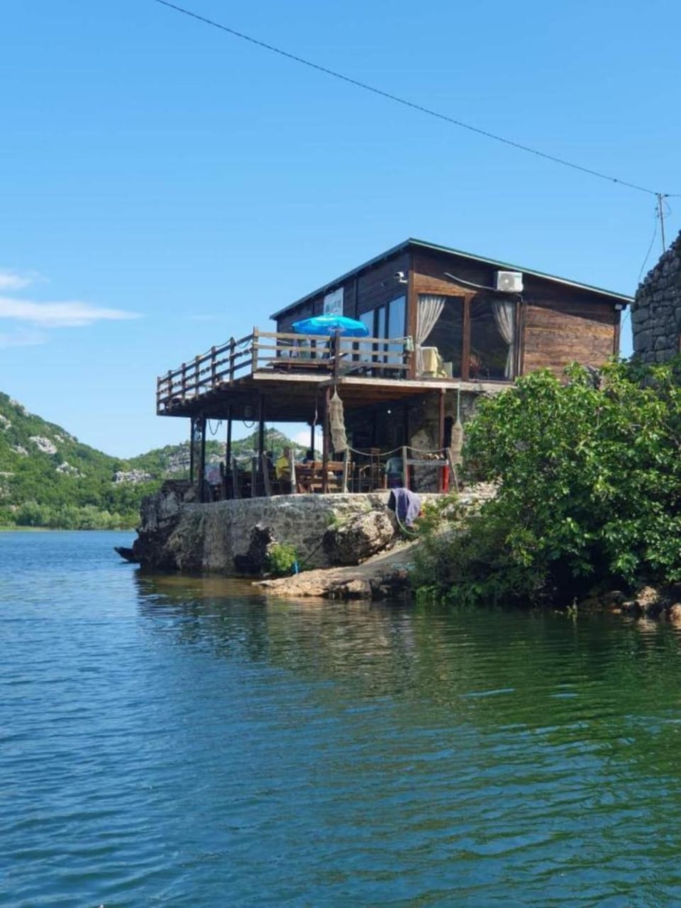 Property building, Patio, Patio, Restaurant/places to eat, Day, Natural landscape, Beach, Beach, Lake view, Parking