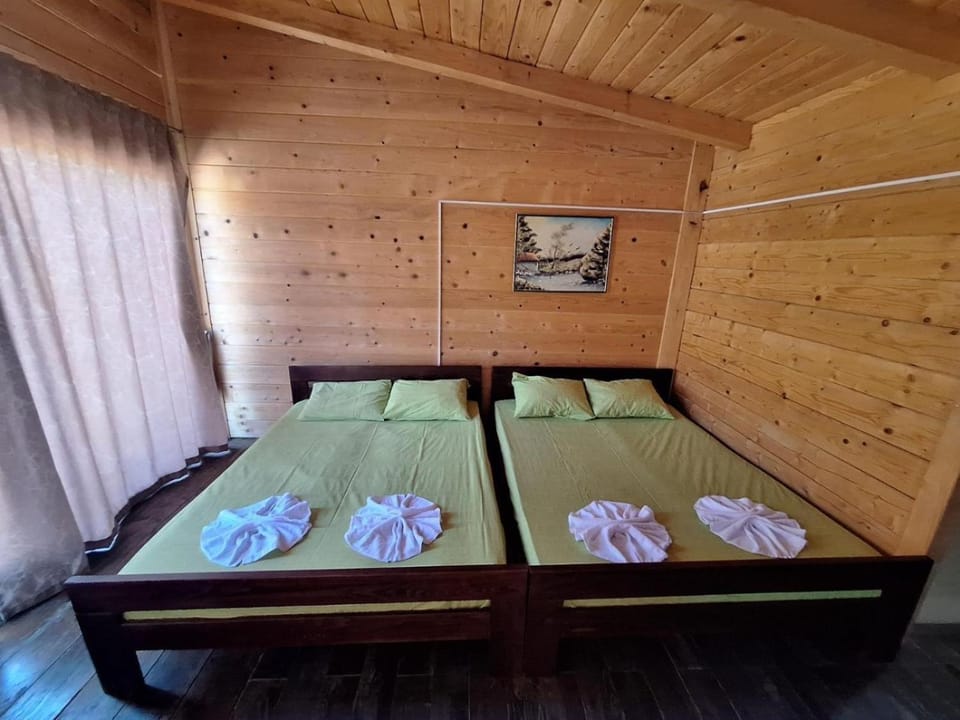 Restaurant/places to eat, Bed, View (from property/room), Bedroom, Lake view, towels