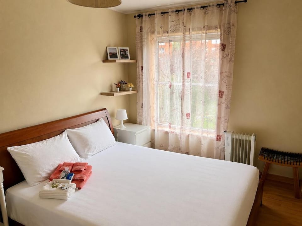 Bed, Photo of the whole room, Bedroom, internet, towels