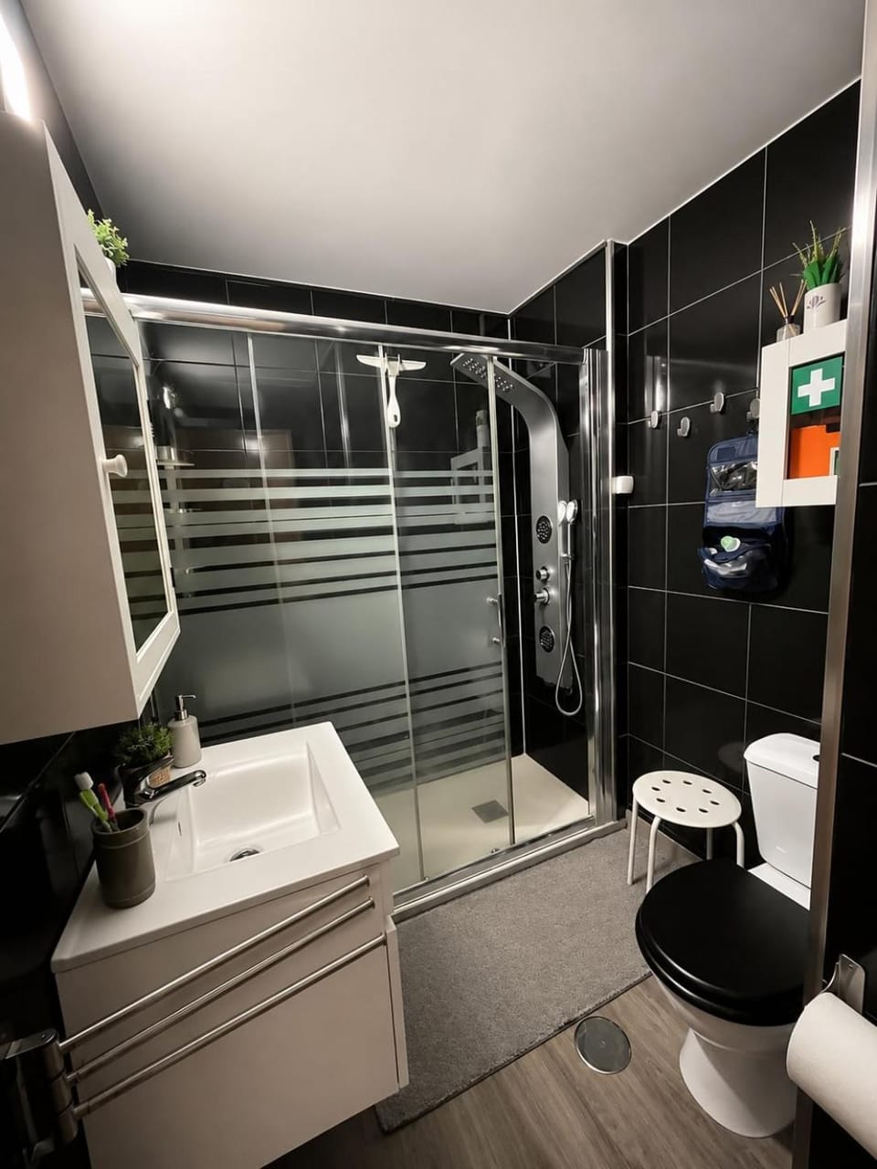 Shower, Toilet, Bathroom, towels