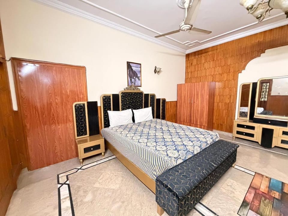 Communal lounge/ TV room, Bed, TV and multimedia, Photo of the whole room, Evening entertainment, Bedroom, fireplace, hair dresser, wardrobe, air conditioner