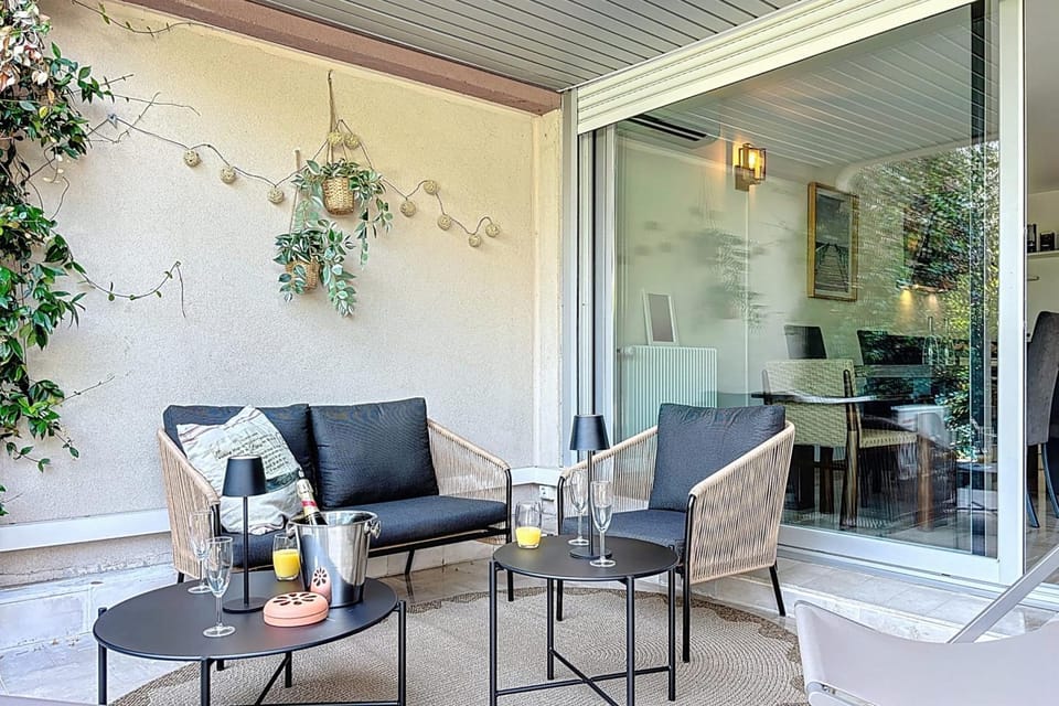 Facade/entrance, Balcony/Terrace