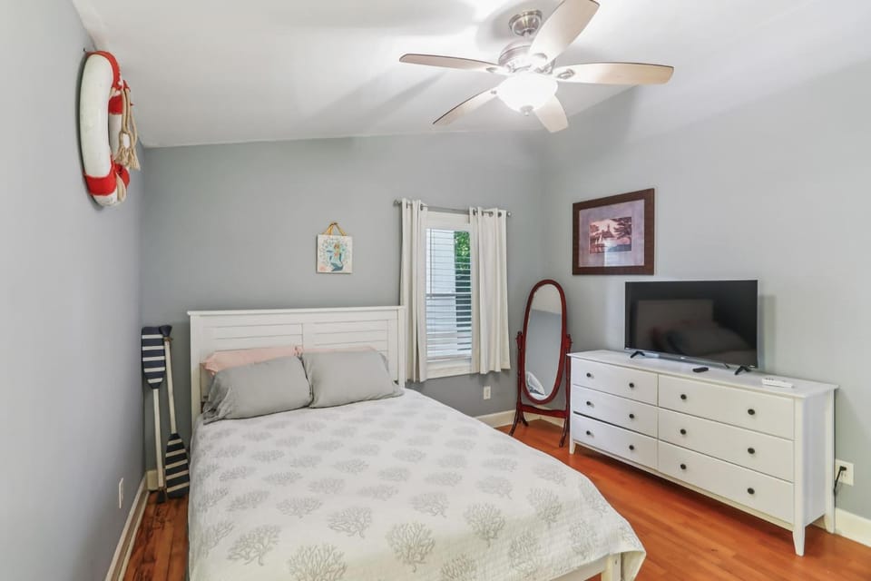 Bed, Decorative detail, Bedroom