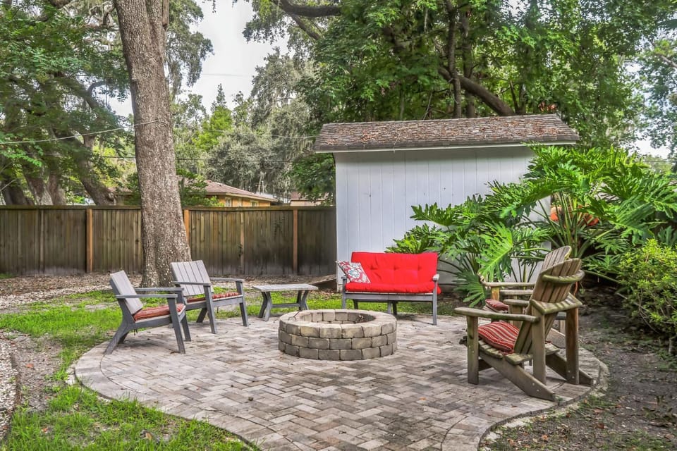 Patio, Garden, Food and drinks, Seating area