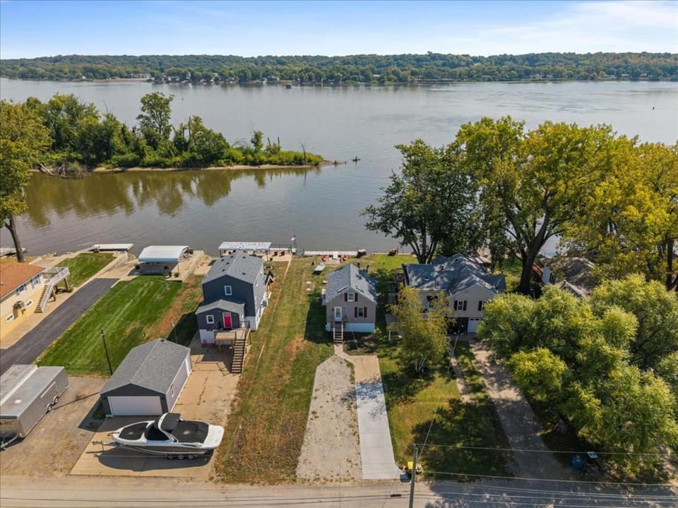 Cute Little River Cabin Cabin in Bettendorf