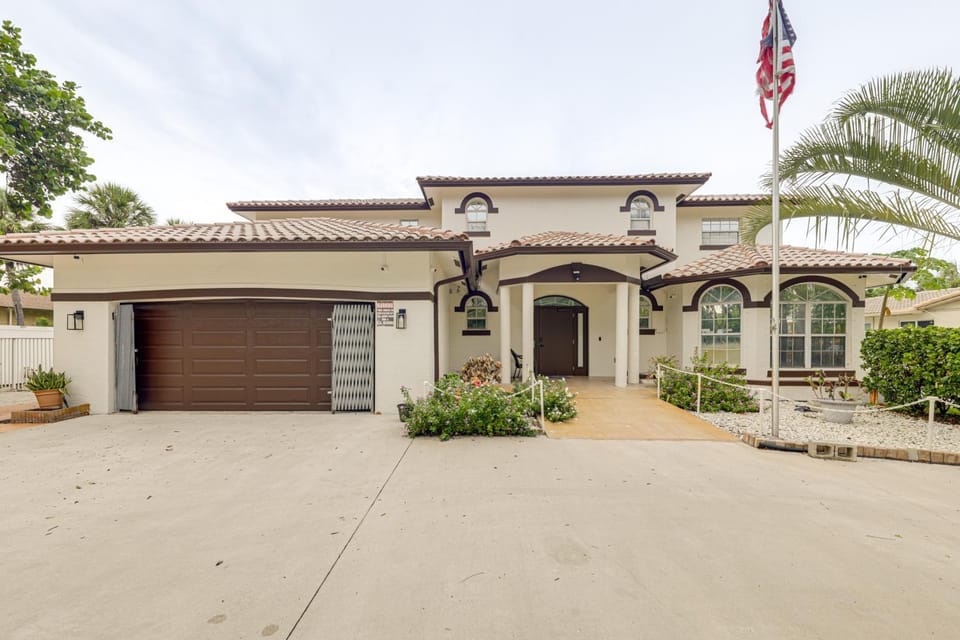 Swim, Barbecue & Game: Home 4 Mi to Pompano Beach! House in Pompano Beach