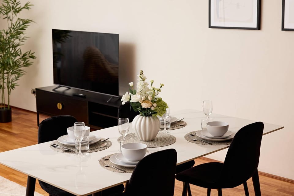 Communal lounge/ TV room, TV and multimedia, Living room, Seating area, Dining area, Evening entertainment