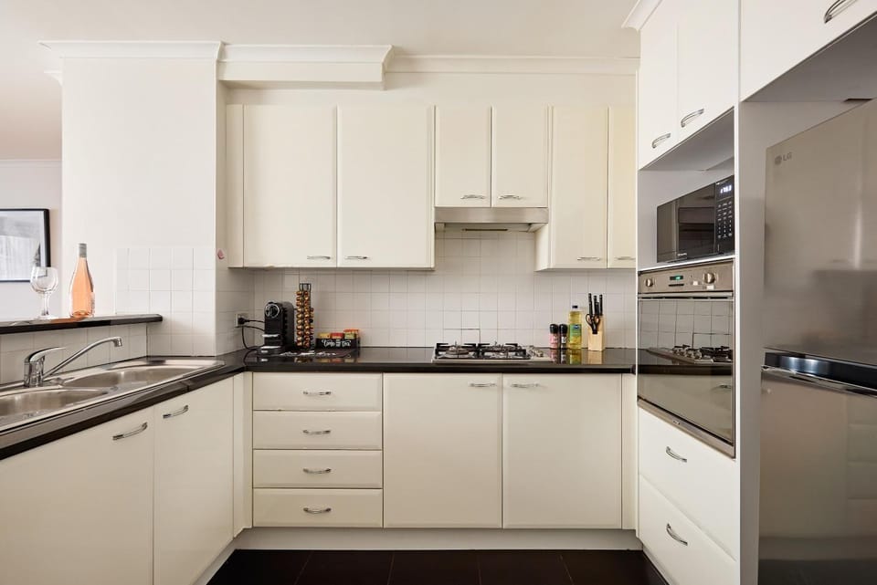 Coffee/tea facilities, Kitchen or kitchenette, oven, stove