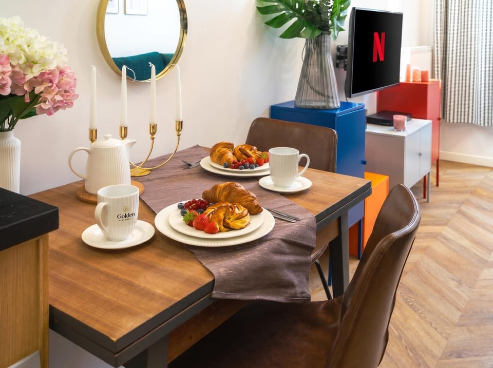 TV and multimedia, Living room, Food and drinks, Seating area, Dining area, Food