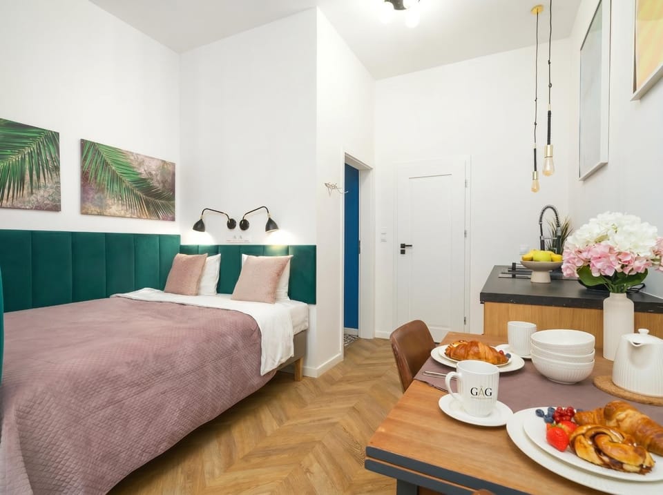 Bed, Kitchen or kitchenette, Food and drinks, Photo of the whole room, Dining area, Bedroom, Food, Breakfast, Continental breakfast