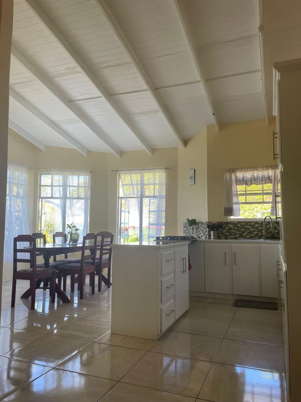 Kitchen or kitchenette, Dining area