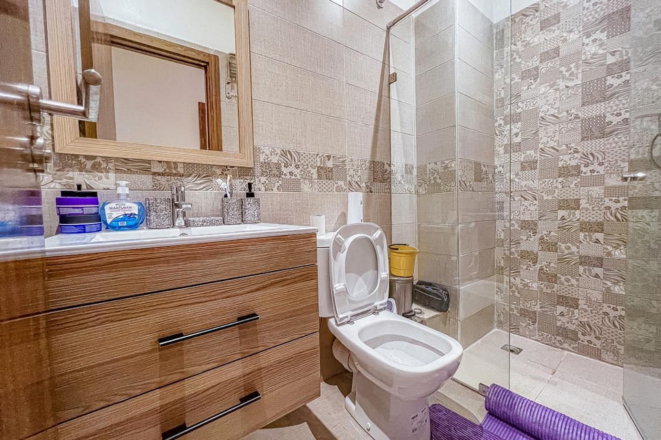 Shower, Toilet, Bathroom, towels