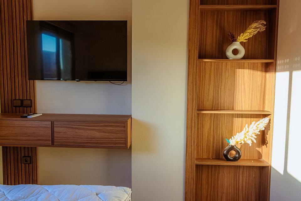 Bed, TV and multimedia, Photo of the whole room, Bedroom, wardrobe