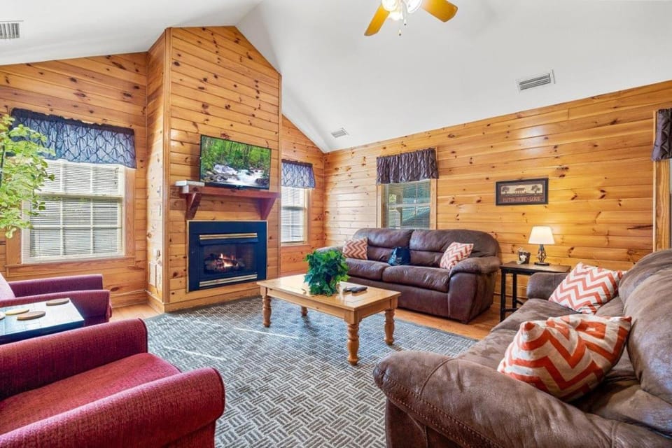 Quiet Condo for Mountain Vacation Apartment in Pigeon Forge