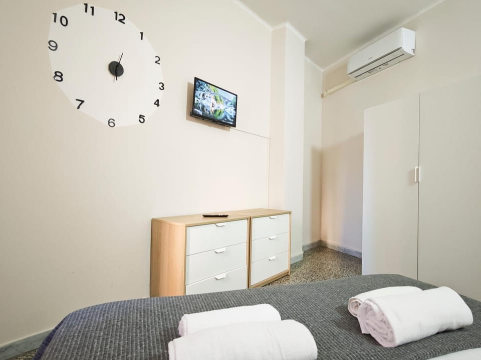 Bed, TV and multimedia, Bedroom, towels, wardrobe, air conditioner