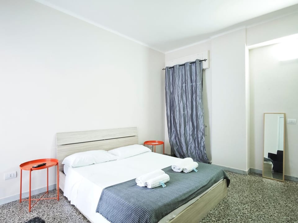Bed, Bedroom, towels