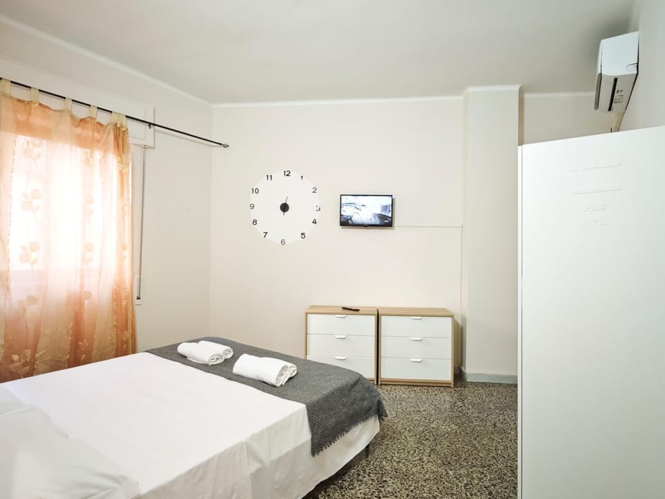 Bed, TV and multimedia, Bedroom, towels, air conditioner