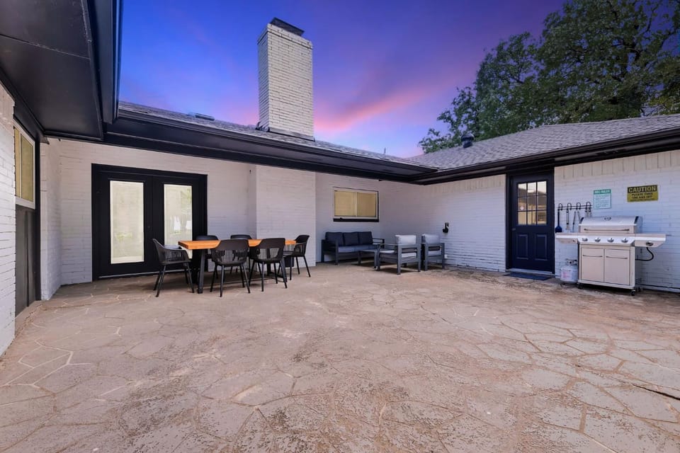 5BD Modern Farmhouse Retreat Sleeps 12 House in Flower Mound
