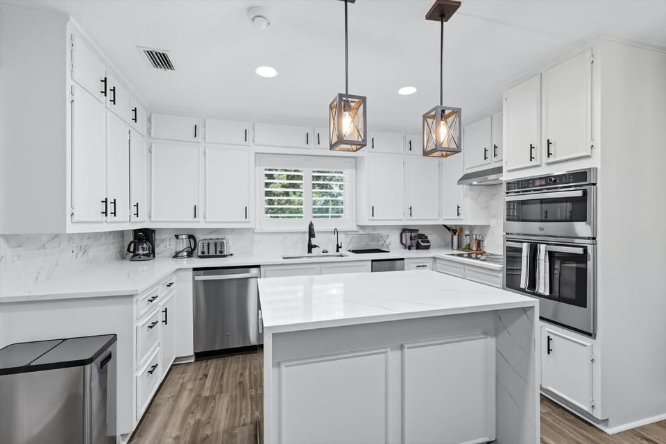 5BD Modern Farmhouse Retreat Sleeps 12 House in Flower Mound