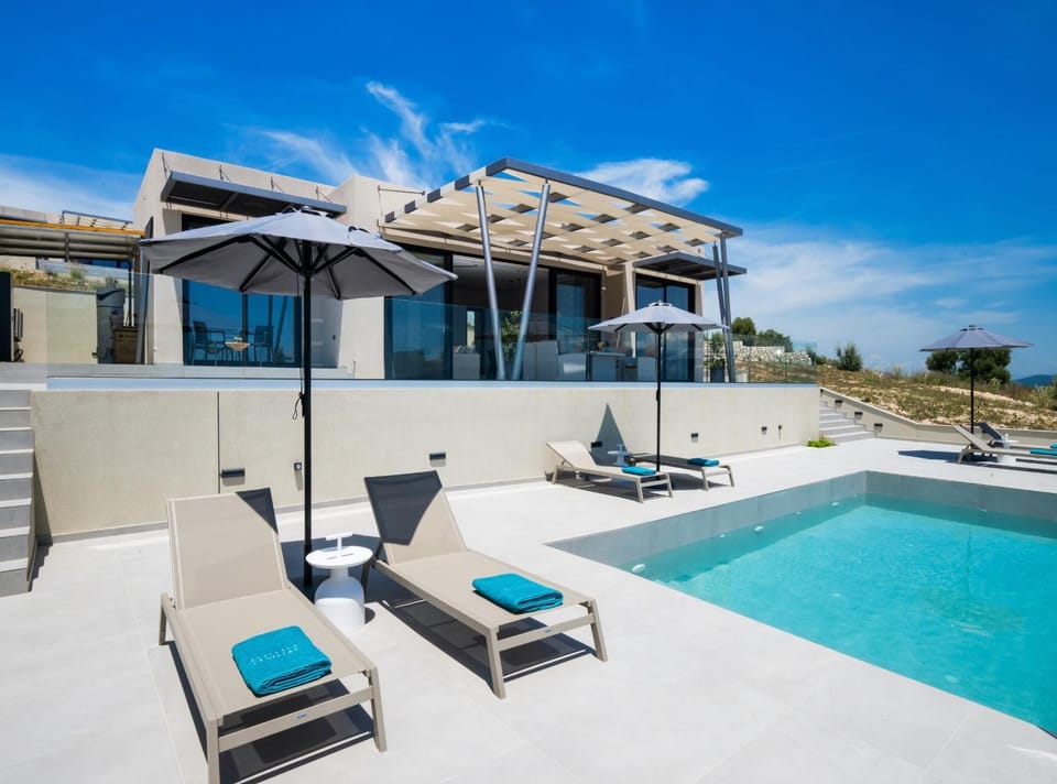 Day, Swimming pool, sunbed