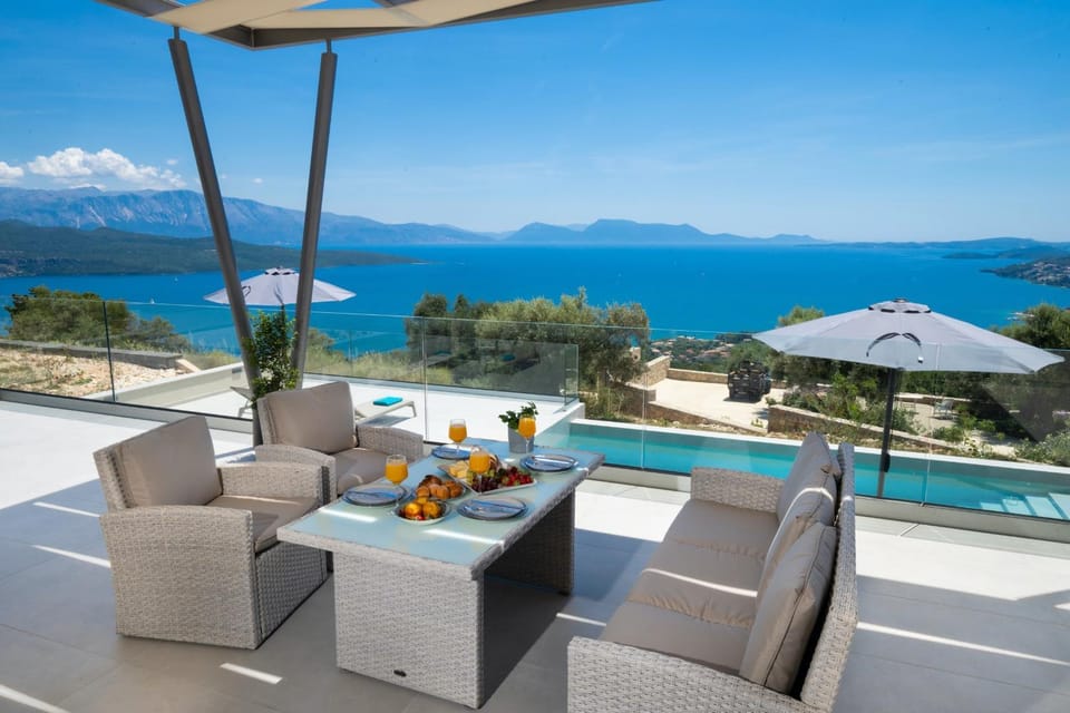 Seating area, Dining area, Swimming pool
