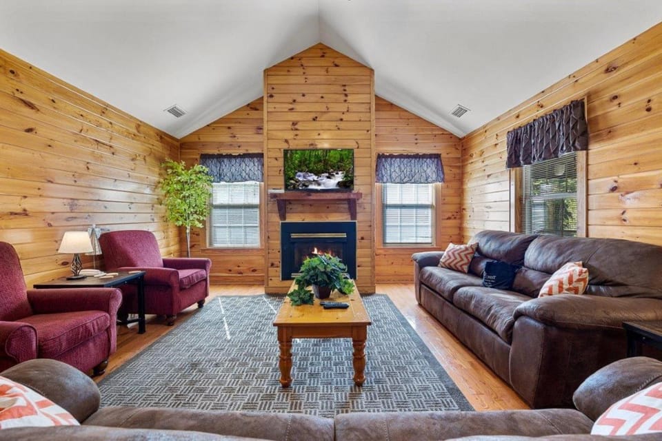 Enjoy the comforts of home in this Mountain Retreat condo Apartment in Pigeon Forge