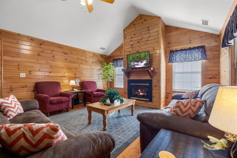 Enjoy the comforts of home in this Mountain Retreat condo Apartment in Pigeon Forge