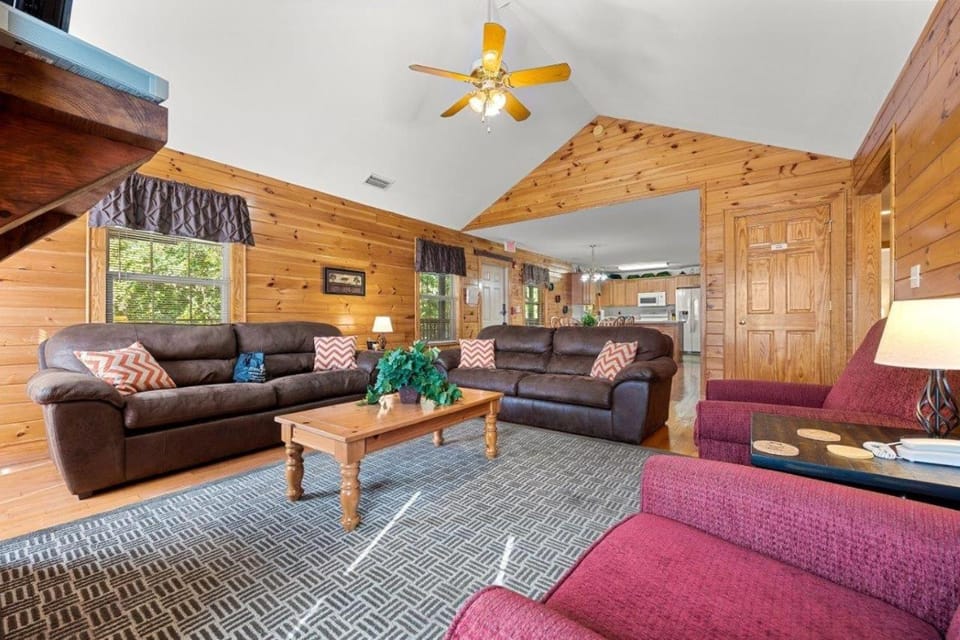 Enjoy the comforts of home in this Mountain Retreat condo Apartment in Pigeon Forge