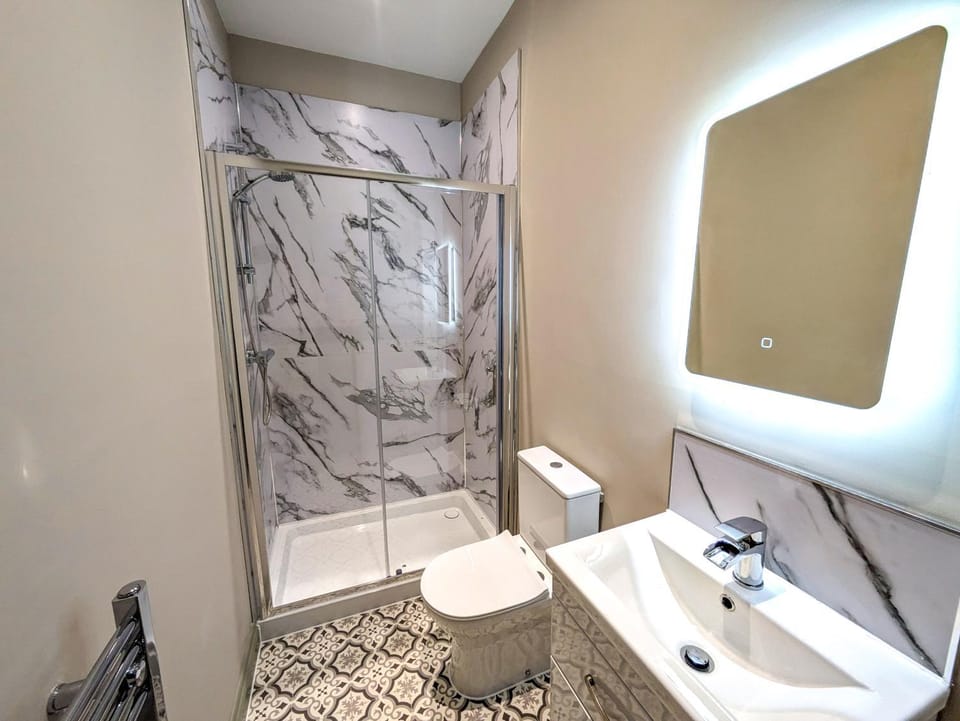 6 Bed Corporate House - 12 Pendennis Park Apartment in Bristol