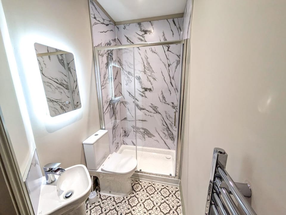 6 Bed Corporate House - 12 Pendennis Park Apartment in Bristol