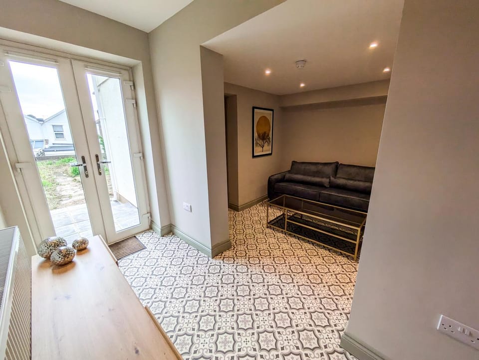 6 Bed Corporate House - 12 Pendennis Park Apartment in Bristol