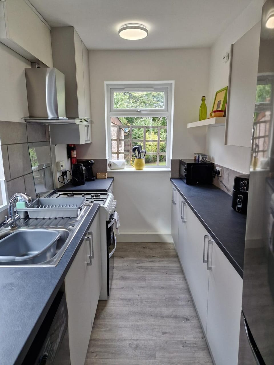 Kitchen or kitchenette, dishwasher, stove