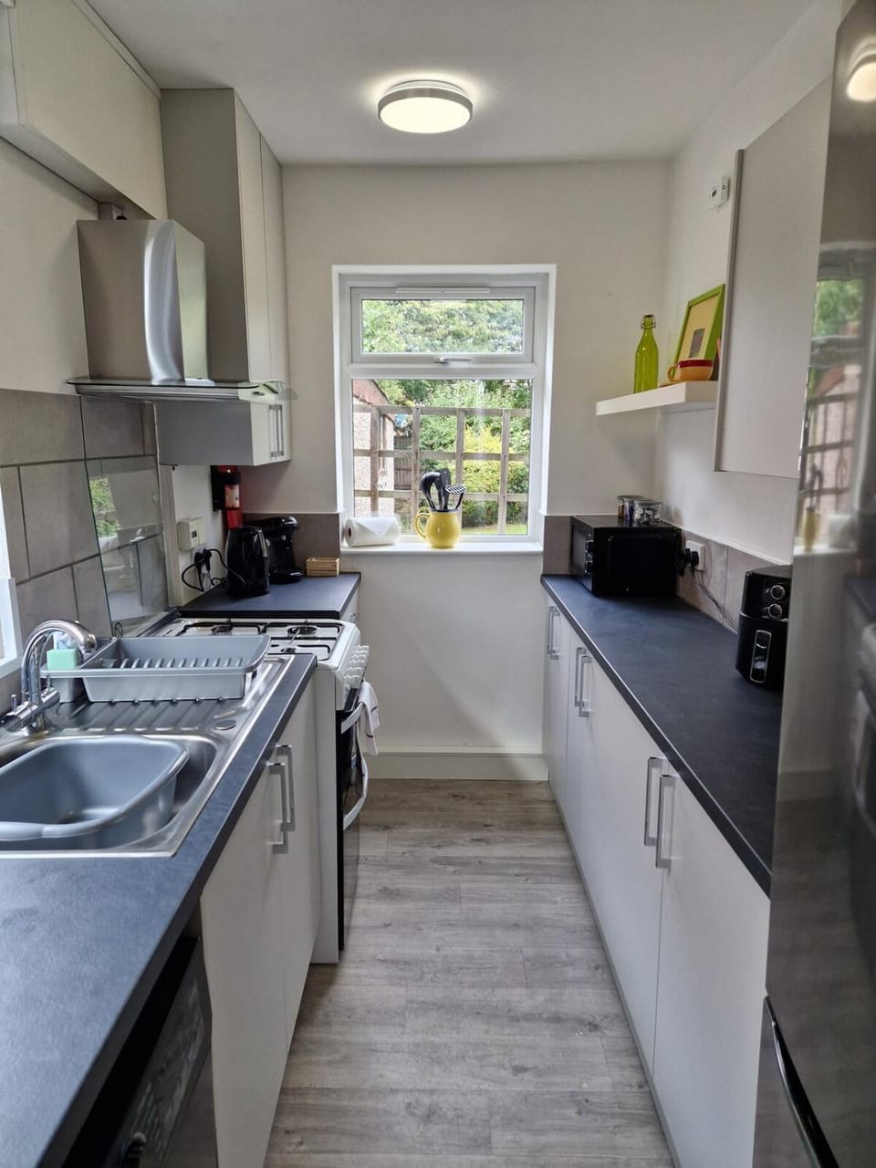 Kitchen or kitchenette, dishwasher, stove