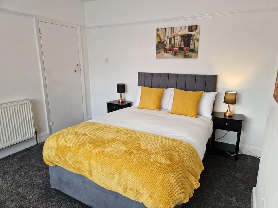 Bed, Photo of the whole room, Bedroom, internet