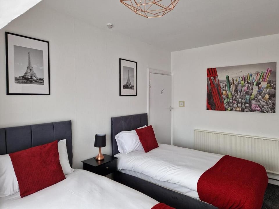 Bed, Photo of the whole room, Decorative detail, Bedroom