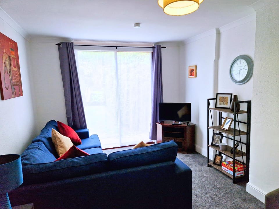 Communal lounge/ TV room, Library, TV and multimedia, Living room, Seating area, Evening entertainment