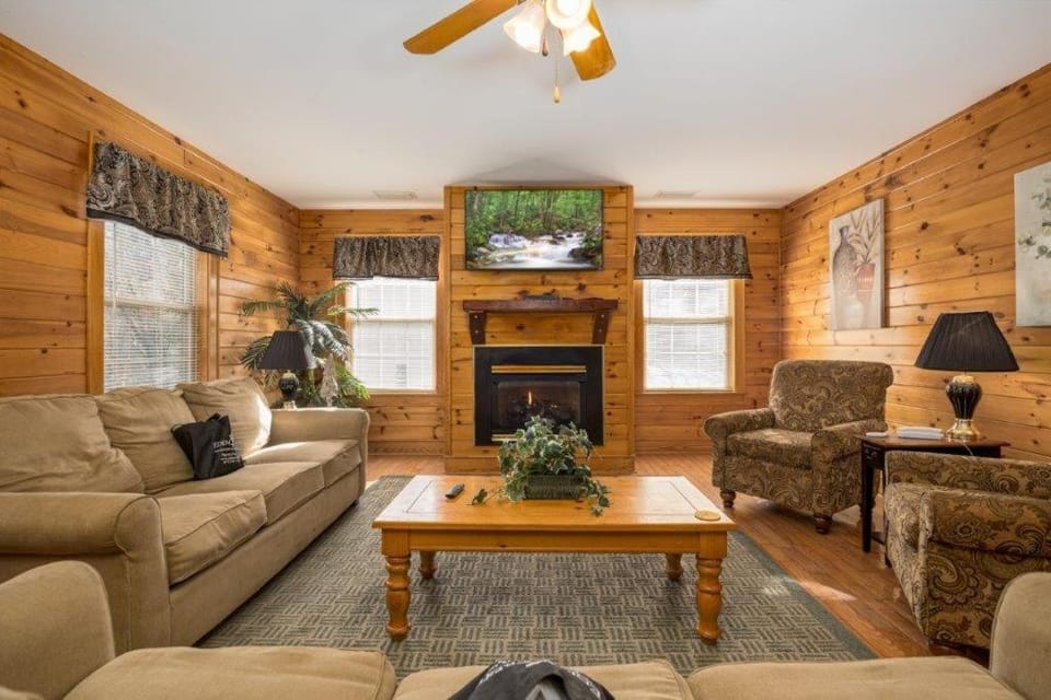 Comfy Condo perfect for your Mountain Vacation Apartment in Pigeon Forge
