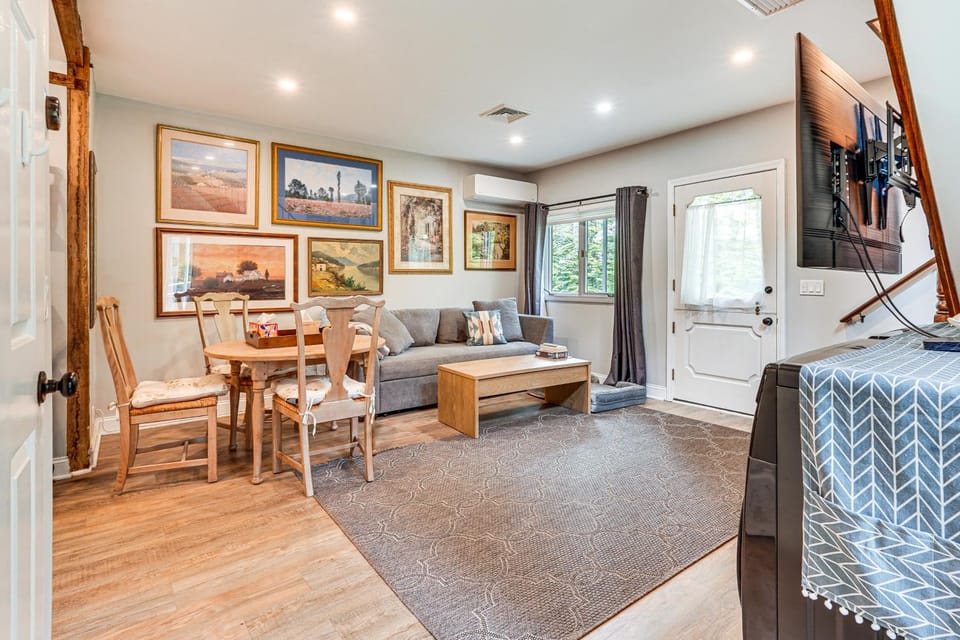Pet-Friendly Cottage, 2 Mi to Saugatuck Falls House in Connecticut